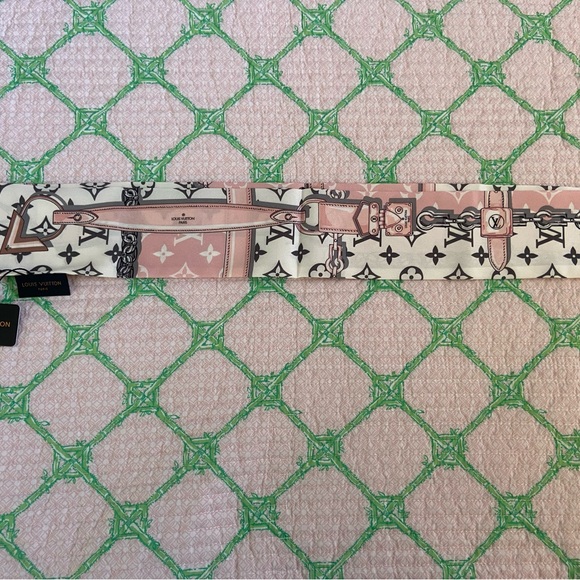 Louis Vuitton Pink and White Monogram Scarf!  New with Tags! - Picture 3 of 6